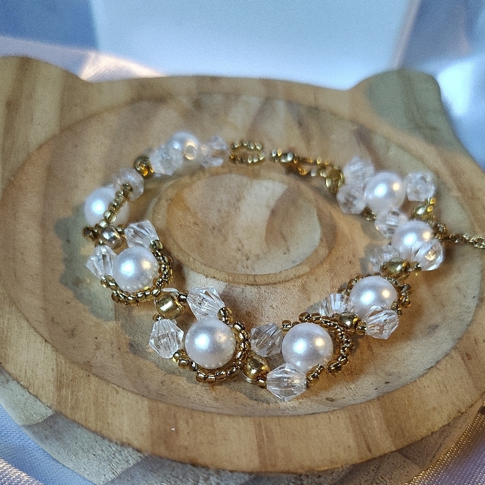 Vintage-Inspired White and Gold Pearl Bracelet